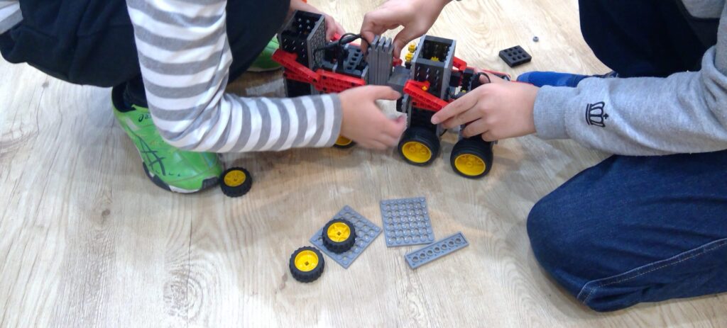 ロボットを作る子供たち